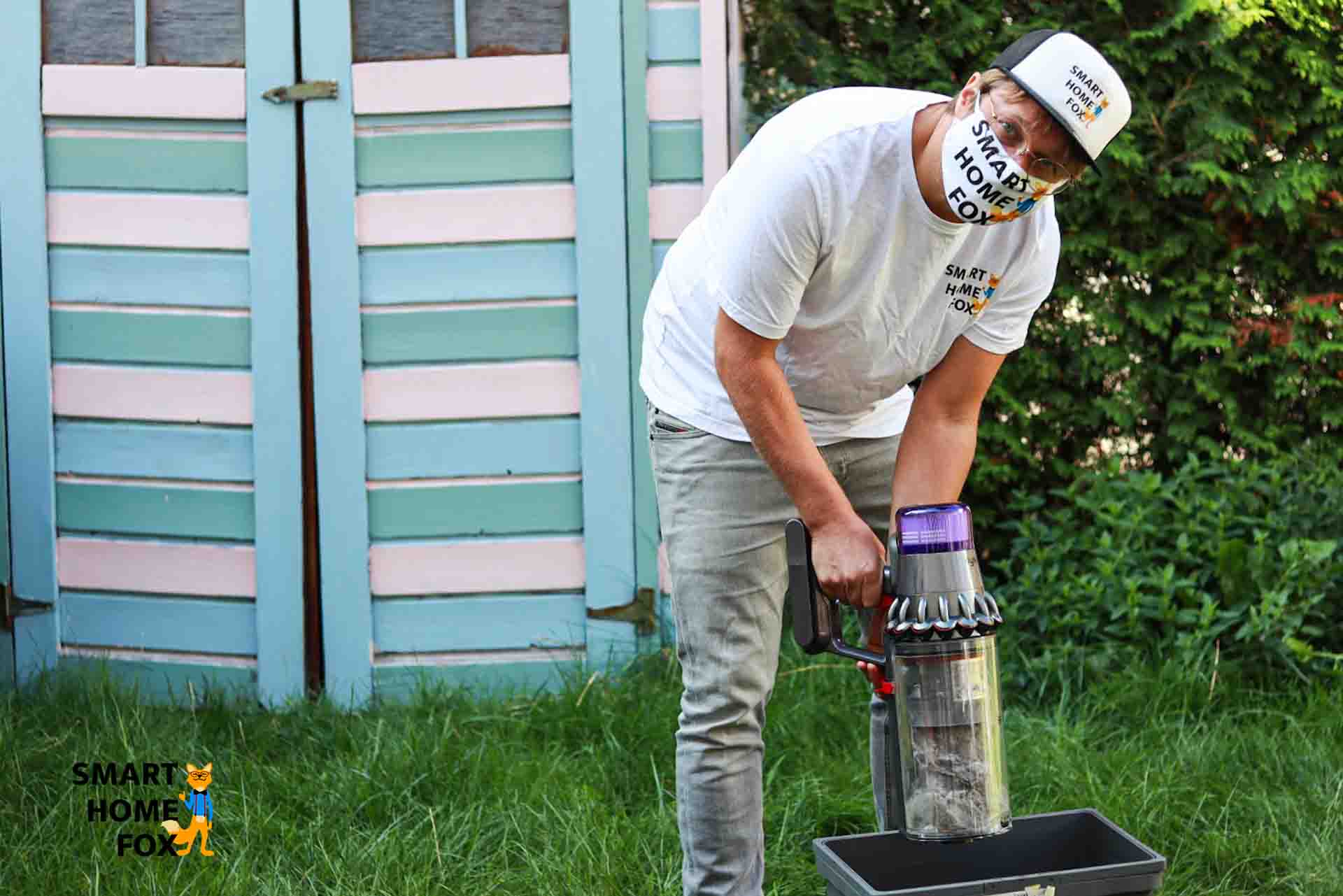 опорожнение аккумуляторного пылесоса снаружи